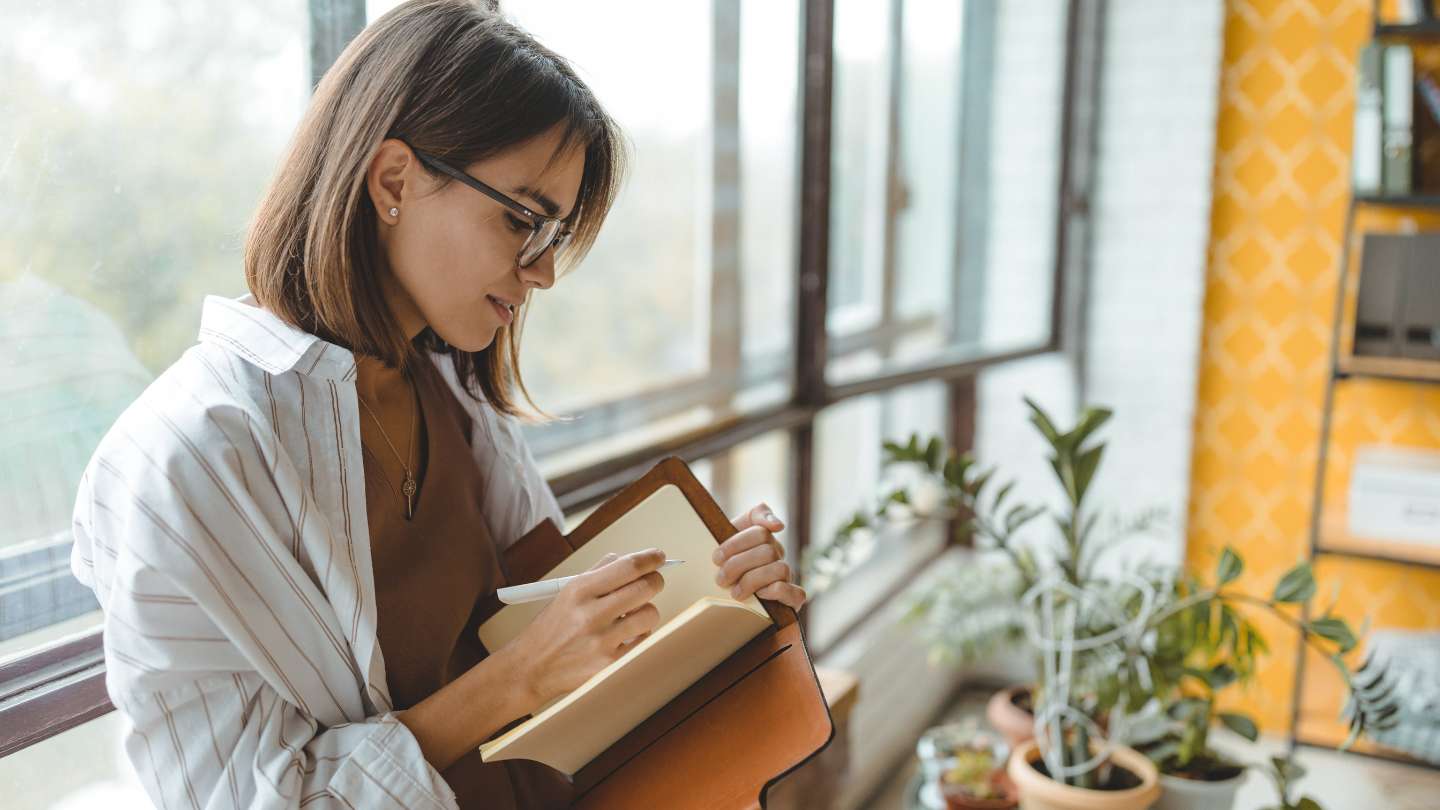 How to Become a Certified Journaling Coach and Empower Others Through Writing